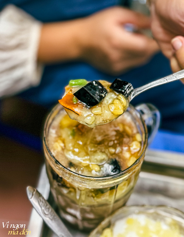 Qu&aacute;n ch&egrave; nhỏ gần 50 năm trong ng&otilde; H&agrave; Nội: Mộc mạc nhưng ăn một lần l&agrave; nhớ- Ảnh 5.