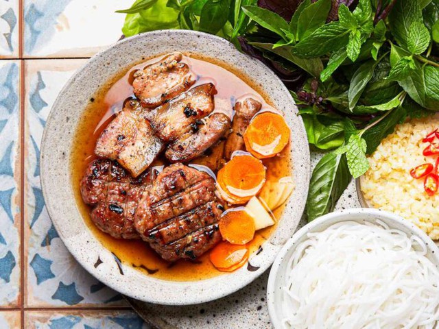 Giữa phố cổ, b&uacute;n chả vẫn l&agrave; m&oacute;n ăn &ldquo;quốc d&acirc;n&rdquo; chưa bao giờ lỗi thời- Ảnh 2.