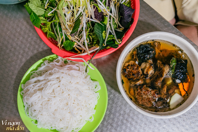 Giữa phố cổ, b&uacute;n chả vẫn l&agrave; m&oacute;n ăn &ldquo;quốc d&acirc;n&rdquo; chưa bao giờ lỗi thời- Ảnh 3.