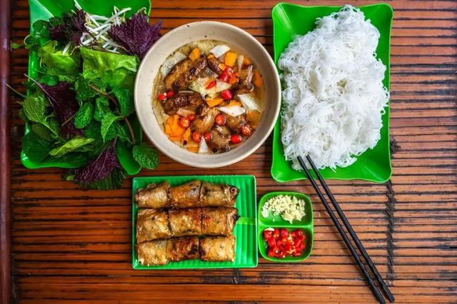 Giữa phố cổ, b&uacute;n chả vẫn l&agrave; m&oacute;n ăn &ldquo;quốc d&acirc;n&rdquo; chưa bao giờ lỗi thời- Ảnh 1.