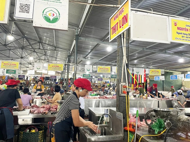 Chợ Thượng Thanh thí điểm số hóa truy xuất thực phẩm: Minh bạch nguồn gốc, củng cố niềm tin người tiêu dùng- Ảnh 1. Chợ Thượng Thanh thí điểm số hóa truy xuất thực phẩm: Minh bạch nguồn gốc, củng cố niềm tin người tiêu dùng- Ảnh 1.