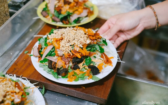 Nộm b&ograve; kh&ocirc; H&agrave; Nội, m&oacute;n ăn vặt &ldquo;quốc d&acirc;n&rdquo; g&oacute;i trọn vị phố cổ- Ảnh 2.