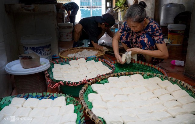 Đậu phụ l&agrave;ng Mơ: Khi đ&ocirc;i mắt người thợ họa n&ecirc;n h&igrave;nh, đ&ocirc;i tay tinh tế tạc n&ecirc;n vị- Ảnh 2.