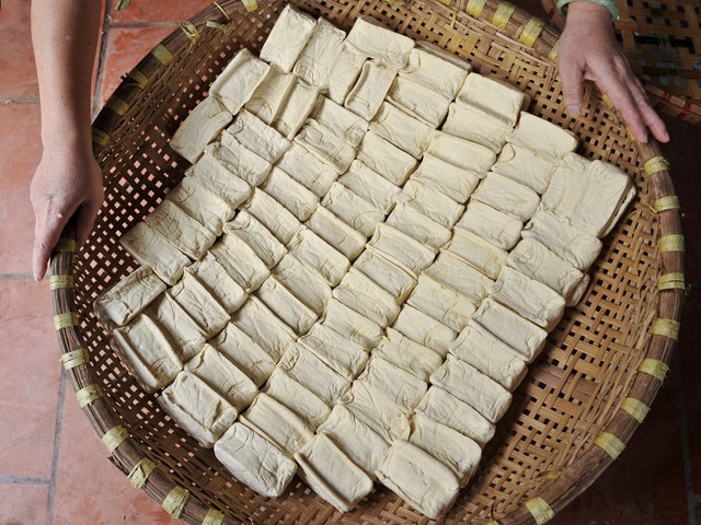Đậu phụ l&agrave;ng Mơ: Khi đ&ocirc;i mắt người thợ họa n&ecirc;n h&igrave;nh, đ&ocirc;i tay tinh tế tạc n&ecirc;n vị- Ảnh 1.