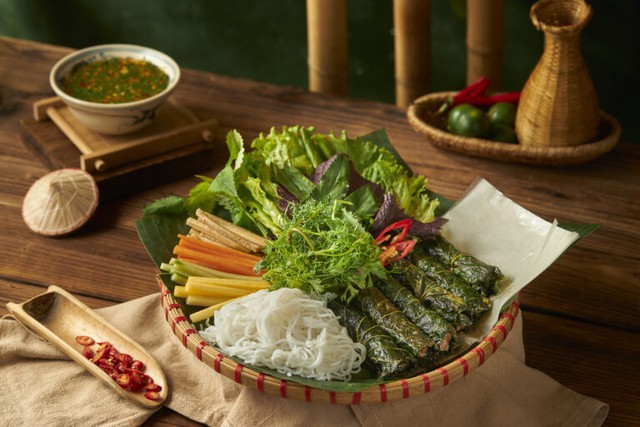 B&aacute;nh tr&aacute;ng cuốn chả rươi - "Kh&uacute;c biến tấu" tinh tế của ẩm thực H&agrave; th&agrave;nh- Ảnh 1.