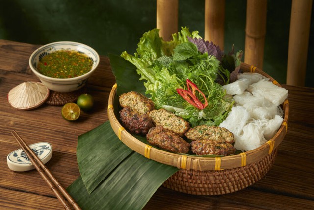 B&aacute;nh tr&aacute;ng cuốn chả rươi - "Kh&uacute;c biến tấu" tinh tế của ẩm thực H&agrave; th&agrave;nh- Ảnh 2.