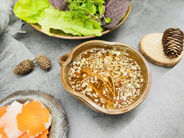 B&aacute;nh t&ocirc;m Hồ T&acirc;y: Từ g&aacute;nh h&agrave;ng rong Cổ Ngư đến thức qu&agrave; "thượng phẩm" của người H&agrave; th&agrave;nh - Ảnh 5.
