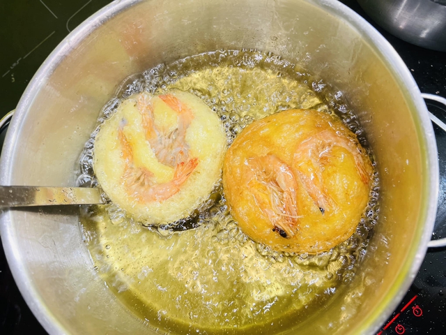 B&aacute;nh t&ocirc;m Hồ T&acirc;y: Từ g&aacute;nh h&agrave;ng rong Cổ Ngư đến thức qu&agrave; "thượng phẩm" của người H&agrave; th&agrave;nh - Ảnh 4.