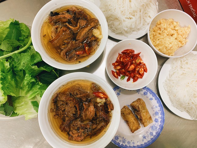 B&uacute;n chả Hương Li&ecirc;n - Từ qu&aacute;n ăn gia truyền đến biểu tượng ẩm thực to&agrave;n cầu- Ảnh 11.