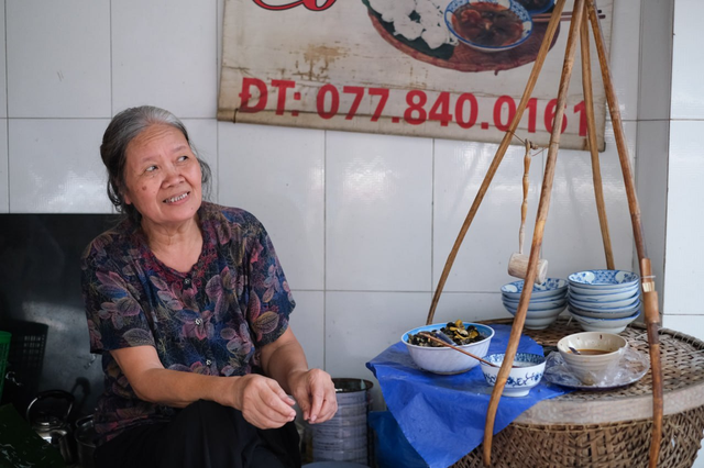 M&oacute;n b&uacute;n ốc nguội kh&oacute; t&iacute;nh trứ danh phố B&ugrave;i Thị Xu&acirc;n: Muốn ăn ngon, phải biết "luật c&ocirc; Lan"- Ảnh 1.