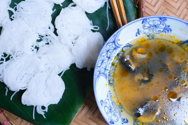 M&oacute;n b&uacute;n ốc nguội kh&oacute; t&iacute;nh trứ danh phố B&ugrave;i Thị Xu&acirc;n: Muốn ăn ngon, phải biết "luật c&ocirc; Lan"- Ảnh 5.