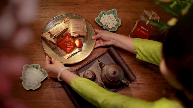 Thức qu&agrave; mang sắc đỏ may mắn của v&ugrave;ng đất Đan Phượng: Dẻo thơm hương vị b&aacute;nh gấc, đậm đ&agrave; hồn qu&ecirc; xứ Đo&agrave;i- Ảnh 2.