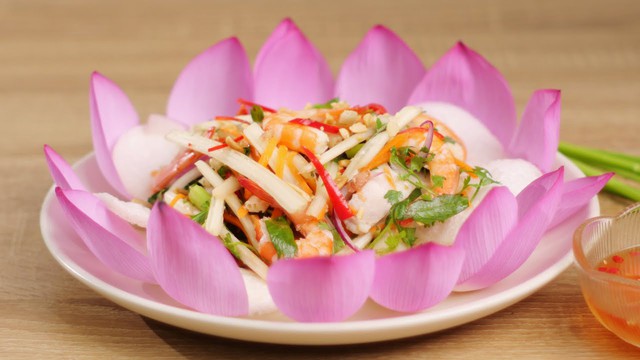 Nộm ng&oacute; sen t&ocirc;m thịt: Thức qu&agrave; thanh tao g&oacute;i trọn hương sắc m&ugrave;a hạ H&agrave; th&agrave;nh- Ảnh 1.