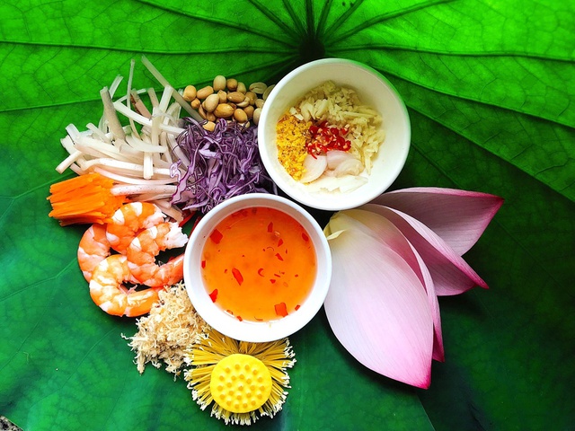 Nộm ng&oacute; sen t&ocirc;m thịt: Thức qu&agrave; thanh tao g&oacute;i trọn hương sắc m&ugrave;a hạ H&agrave; th&agrave;nh- Ảnh 2.