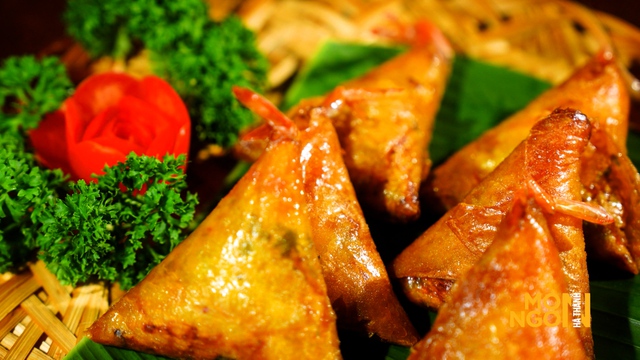 Gi&ograve;n rụm nem t&ocirc;m củ ấu: Vị ngon s&aacute;ng tạo của ẩm thực H&agrave; th&agrave;nh, dấu ấn t&agrave;i hoa của người Tr&agrave;ng An- Ảnh 1.