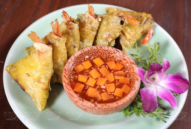 Gi&ograve;n rụm nem t&ocirc;m củ ấu: Vị ngon s&aacute;ng tạo của ẩm thực H&agrave; th&agrave;nh, dấu ấn t&agrave;i hoa của người Tr&agrave;ng An- Ảnh 2.