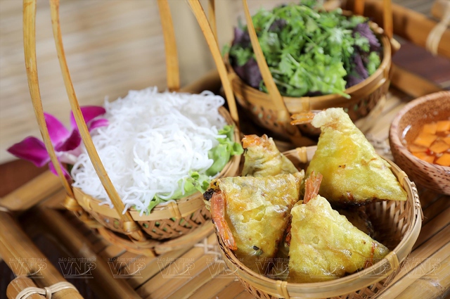 Gi&ograve;n rụm nem t&ocirc;m củ ấu: Vị ngon s&aacute;ng tạo của ẩm thực H&agrave; th&agrave;nh, dấu ấn t&agrave;i hoa của người Tr&agrave;ng An- Ảnh 3.