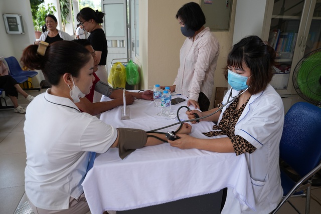 Hơn 200 người sản xuất, kinh doanh thực phẩm được khám sức khỏe- Ảnh 2. Hơn 200 người sản xuất, kinh doanh thực phẩm được khám sức khỏe- Ảnh 2.