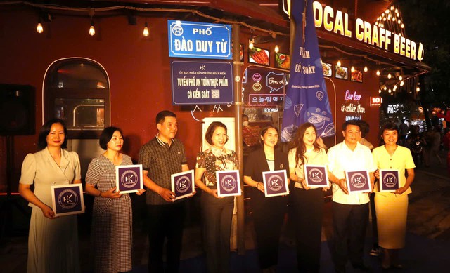 "Tuyến phố an to&agrave;n thực phẩm c&oacute; kiểm so&aacute;t" ở Ho&agrave;n Kiếm: Lời giải cho b&agrave;i to&aacute;n kinh doanh bền vững- Ảnh 1.
