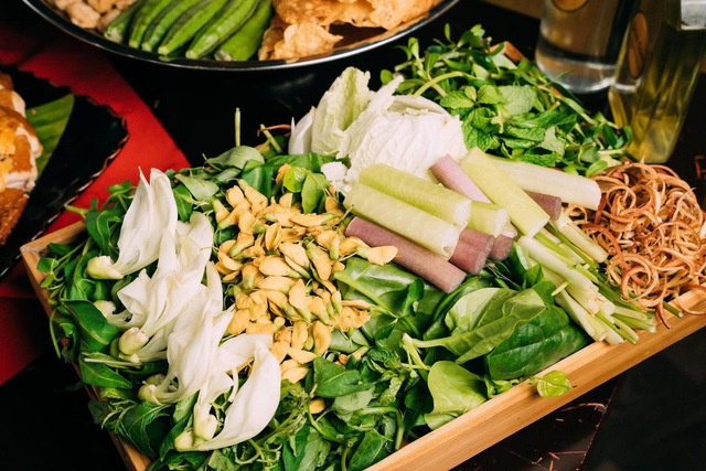 Lẩu c&aacute; k&egrave;o: Ch&uacute;t nắng ấm miền T&acirc;y giữa H&agrave; Nội ng&agrave;y đ&ocirc;ng chớm lạnh, ngạt ng&agrave;o hương thơm rau tr&aacute;i miệt vườn- Ảnh 6.