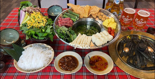 Lẩu c&aacute; k&egrave;o: Ch&uacute;t nắng ấm miền T&acirc;y giữa H&agrave; Nội ng&agrave;y đ&ocirc;ng chớm lạnh, ngạt ng&agrave;o hương thơm rau tr&aacute;i miệt vườn- Ảnh 1.