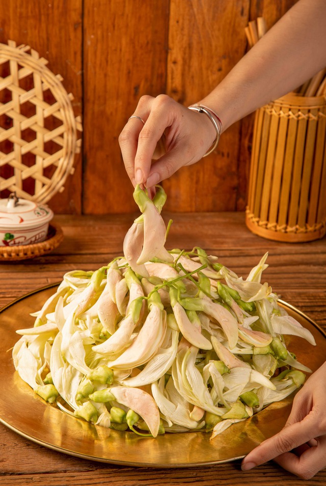 Lẩu c&aacute; k&egrave;o: Ch&uacute;t nắng ấm miền T&acirc;y giữa H&agrave; Nội ng&agrave;y đ&ocirc;ng chớm lạnh, ngạt ng&agrave;o hương thơm rau tr&aacute;i miệt vườn- Ảnh 4.