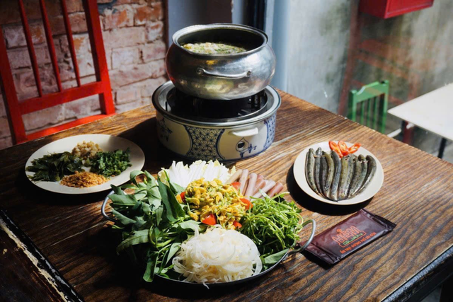 Lẩu c&aacute; k&egrave;o: Ch&uacute;t nắng ấm miền T&acirc;y giữa H&agrave; Nội ng&agrave;y đ&ocirc;ng chớm lạnh, ngạt ng&agrave;o hương thơm rau tr&aacute;i miệt vườn- Ảnh 7.
