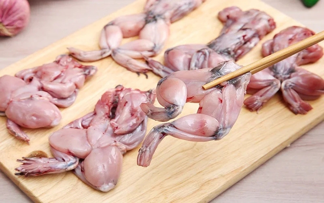 Đùi ếch chiên bơ tỏi: Từ hương vị đồng quê dân dã đến nét biến tấu cuốn hút của ẩm thực Hà thành- Ảnh 1. Đùi ếch chiên bơ tỏi: Từ hương vị đồng quê dân dã đến nét biến tấu cuốn hút của ẩm thực Hà thành- Ảnh 1.