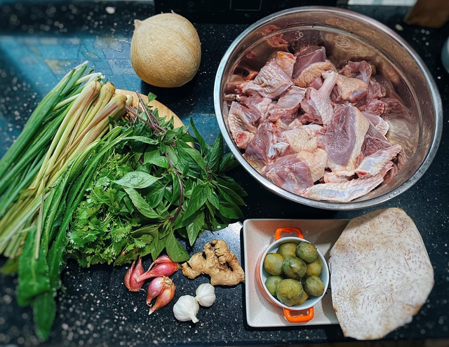 Lẩu vịt om sấu: Hương vị thanh m&aacute;t chắt lọc tinh hoa m&ugrave;a h&egrave; H&agrave; Nội, n&eacute;t ẩm thực thanh tao của đất kinh kỳ- Ảnh 4.