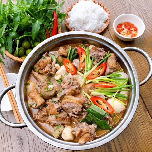 Lẩu vịt om sấu: Hương vị thanh m&aacute;t chắt lọc tinh hoa m&ugrave;a h&egrave; H&agrave; Nội, n&eacute;t ẩm thực thanh tao của đất kinh kỳ- Ảnh 5.