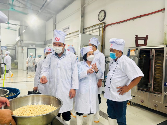 Ban Văn h&oacute;a - X&atilde; hội gi&aacute;m s&aacute;t việc thu - chi dịch vụ gi&aacute;o dục v&agrave; bữa ăn b&aacute;n tr&uacute; tại x&atilde; Y&ecirc;n Xu&acirc;n- Ảnh 1.
