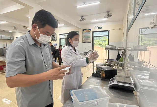 Ban Văn h&oacute;a - X&atilde; hội gi&aacute;m s&aacute;t việc thu - chi dịch vụ gi&aacute;o dục v&agrave; bữa ăn b&aacute;n tr&uacute; tại x&atilde; Y&ecirc;n Xu&acirc;n- Ảnh 2.