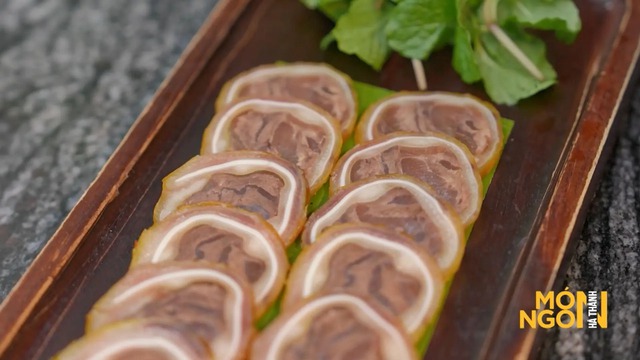 Tai heo cuộn bắp b&ograve;: M&oacute;n khai vị tinh tế, thăng hoa nhờ kỹ thuật "t&aacute;u thịt" độc đ&aacute;o- Ảnh 8.