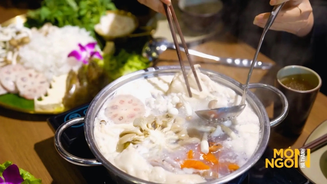 Lẩu t&ocirc;m sen tuyết: Kh&uacute;c giao hưởng vị gi&aacute;c mới mẻ từ t&ocirc;m s&uacute;, củ sen v&agrave; l&aacute; &eacute; miền Trung gọi mời thực kh&aacute;ch- Ảnh 3.