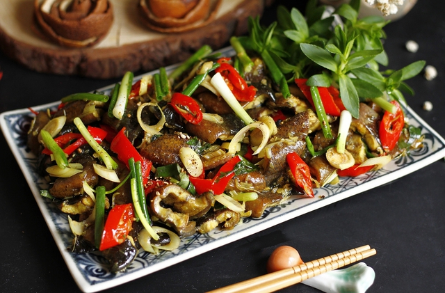 Thưởng thức lươn x&agrave;o sả ớt: Sự giao thoa giữa hương thơm cay ấm v&agrave; nghệ thuật chế biến giữ trọn tinh t&uacute;y đồng qu&ecirc;- Ảnh 1.