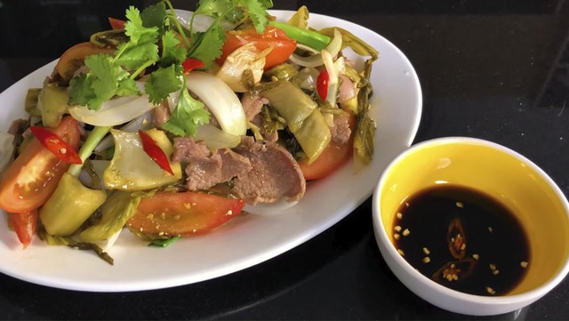 Bản giao hưởng vị gi&aacute;c từ thức qu&agrave; b&igrave;nh dị nơi g&oacute;c bếp Việt: Đậm đ&agrave; đưa cơm m&oacute;n b&ograve; x&agrave;o dưa chua- Ảnh 1.