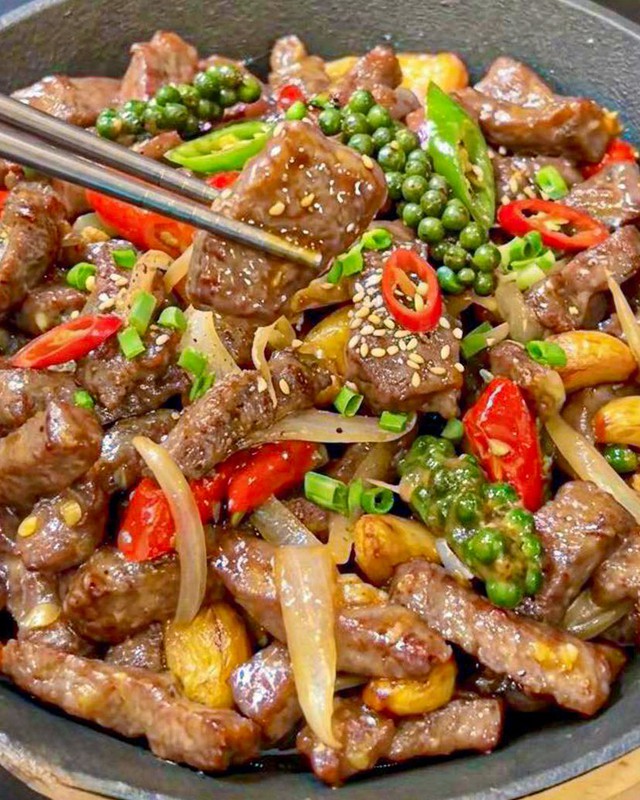 B&ecirc; sữa ch&aacute;y tỏi ti&ecirc;u xanh mềm mọng, hương thảo mộc đậm đ&agrave; đ&aacute;nh thức vị gi&aacute;c ng&agrave;y H&agrave; Nội giao m&ugrave;a- Ảnh 4.