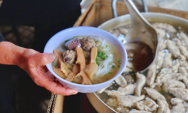 B&uacute;n mọc - Thức qu&agrave; dung dị giữa vạn m&oacute;n ngon, đậm n&eacute;t thanh tao của ẩm thực H&agrave; th&agrave;nh- Ảnh 6.