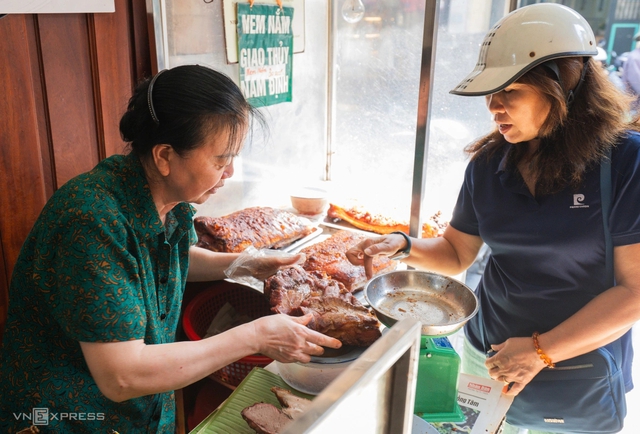 Thịt quay gi&ograve;n b&igrave;: Từ nghệ thuật "thử lửa", "t&aacute;u thịt" đến miếng ngon "ngo&agrave;i gi&ograve;n trong mọng" lưu giữ k&yacute; ức cơm nh&agrave;- Ảnh 9.