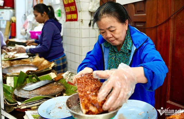 Thịt quay gi&ograve;n b&igrave;: Từ nghệ thuật "thử lửa", "t&aacute;u thịt" đến miếng ngon "ngo&agrave;i gi&ograve;n trong mọng" lưu giữ k&yacute; ức cơm nh&agrave;- Ảnh 5.