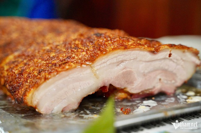 Thịt quay gi&ograve;n b&igrave;: Từ nghệ thuật "thử lửa", "t&aacute;u thịt" đến miếng ngon "ngo&agrave;i gi&ograve;n trong mọng" lưu giữ k&yacute; ức cơm nh&agrave;- Ảnh 1.