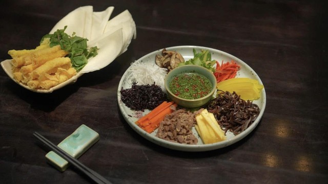 Nem cuốn cửu vị: Bản giao hưởng hương sắc giữa l&ograve;ng H&agrave; Nội- Ảnh 4.