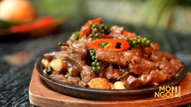 B&ograve; ch&aacute;y ti&ecirc;u xanh: M&ecirc; hoặc thực kh&aacute;ch bởi thịt b&ograve; mềm ngọt h&ograve;a quyện ti&ecirc;u xanh Ph&uacute; Quốc thơm nồng- Ảnh 1.