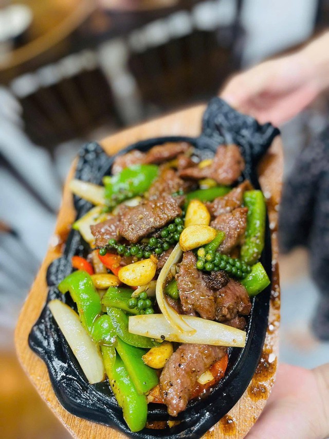 B&ograve; ch&aacute;y ti&ecirc;u xanh: M&ecirc; hoặc thực kh&aacute;ch bởi thịt b&ograve; mềm ngọt h&ograve;a quyện ti&ecirc;u xanh Ph&uacute; Quốc thơm nồng- Ảnh 4.