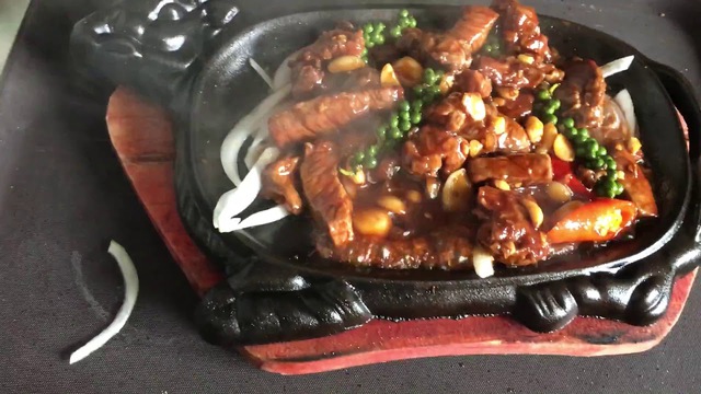 B&ograve; ch&aacute;y ti&ecirc;u xanh: M&ecirc; hoặc thực kh&aacute;ch bởi thịt b&ograve; mềm ngọt h&ograve;a quyện ti&ecirc;u xanh Ph&uacute; Quốc thơm nồng- Ảnh 3.