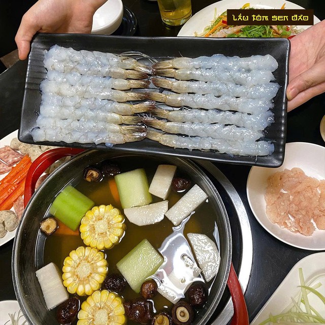 Lẩu tôm sen đào: Tinh hoa ẩm thực giao hòa trong hương vị biển cả, chinh phục thực khách bằng hậu vị tinh tế- Ảnh 2. Lẩu tôm sen đào: Tinh hoa ẩm thực giao hòa trong hương vị biển cả, chinh phục thực khách bằng hậu vị tinh tế- Ảnh 2.
