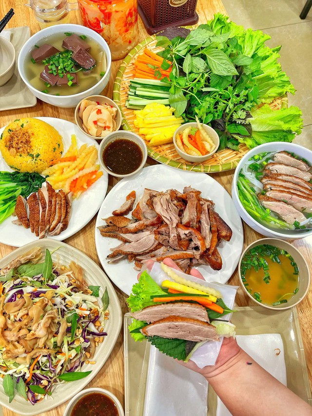 Vịt lọc cuốn: Trải nghiệm vị giác mới lạ từ hương vị vùng cao, thức quà thanh mát cho những ngày hè oi ả- Ảnh 2. Vịt lọc cuốn: Trải nghiệm vị giác mới lạ từ hương vị vùng cao, thức quà thanh mát cho những ngày hè oi ả- Ảnh 2.