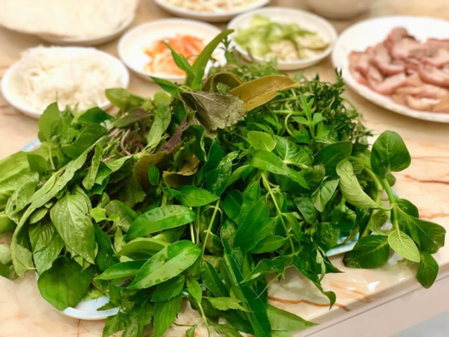 M&ecirc; mẩn m&oacute;n b&ograve; tơ cuốn b&aacute;nh tr&aacute;ng c&ugrave;ng 9 loại rau thơm d&acirc;n d&atilde;, g&oacute;i trọn hương vị ẩm thực đồng qu&ecirc; Việt- Ảnh 3.