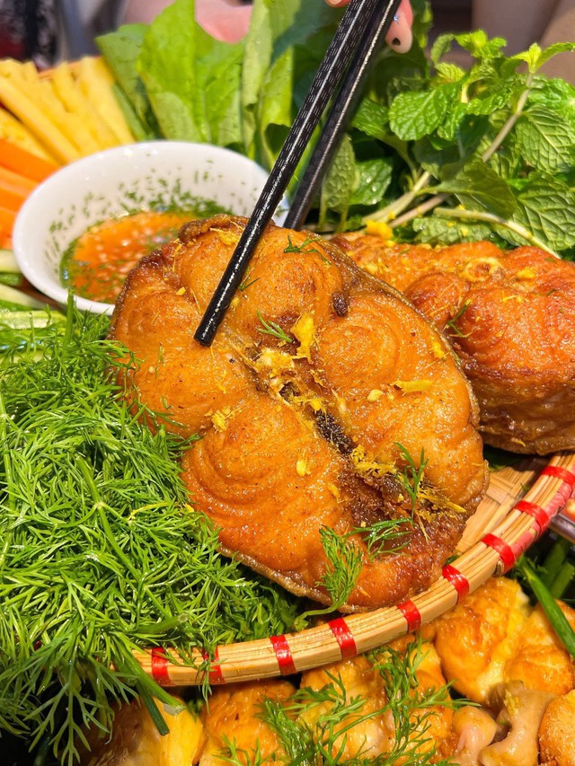 Lăng ngư nướng muối ớt: Hương mắc kh&eacute;n thơm nồng, vị ngọt c&aacute; lăng h&ograve;a quyện, đưa thực kh&aacute;ch chạm đến tinh hoa n&uacute;i rừng- Ảnh 3.