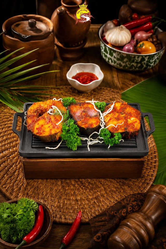 Lăng ngư nướng muối ớt: Hương mắc kh&eacute;n thơm nồng, vị ngọt c&aacute; lăng h&ograve;a quyện, đưa thực kh&aacute;ch chạm đến tinh hoa n&uacute;i rừng- Ảnh 2.